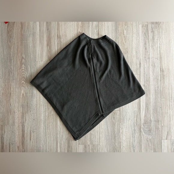 Lululemon Women’s On The Go Poncho Grey Sage -
One Size - Picture 4 of 10